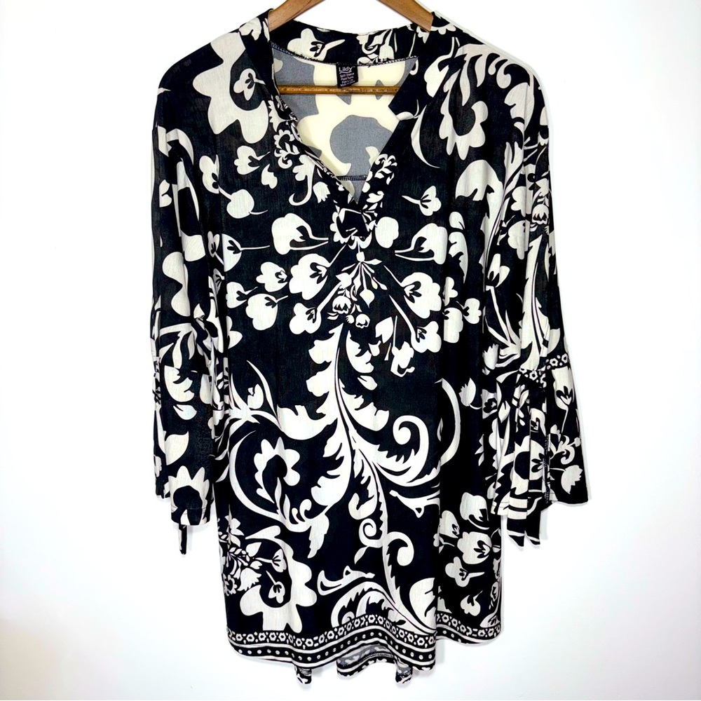 Floral Black and White Women's V-Neck Top Size L-XL by Lidy‎